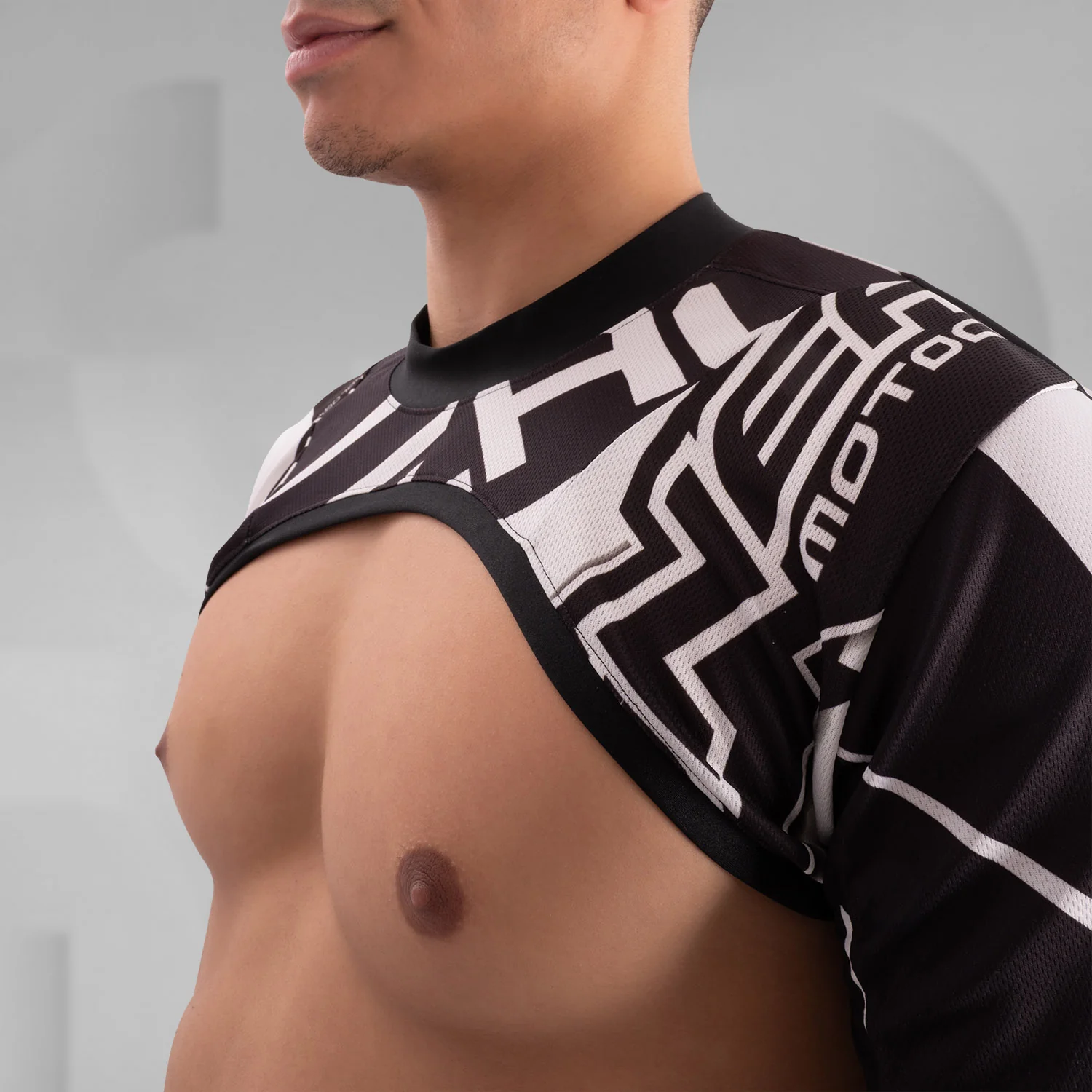 Cropped Geometric Sport Longlseeve - Image 5
